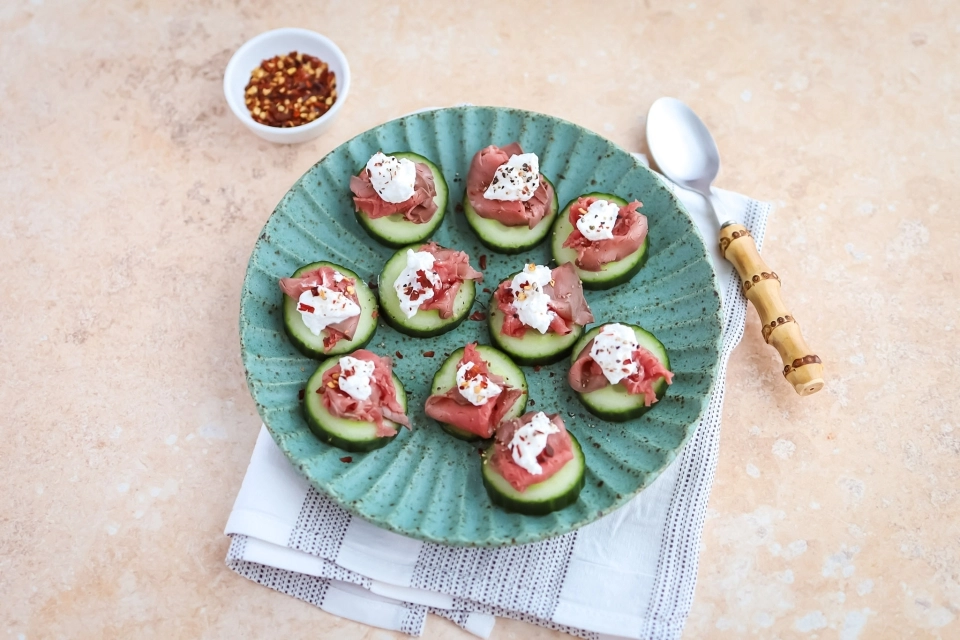 Cucumber bites with roast beef & cottage cheese