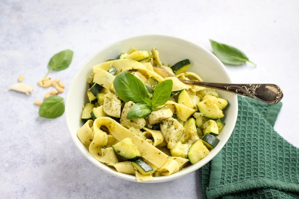 Pesto fettuccine with chicken & zucchini